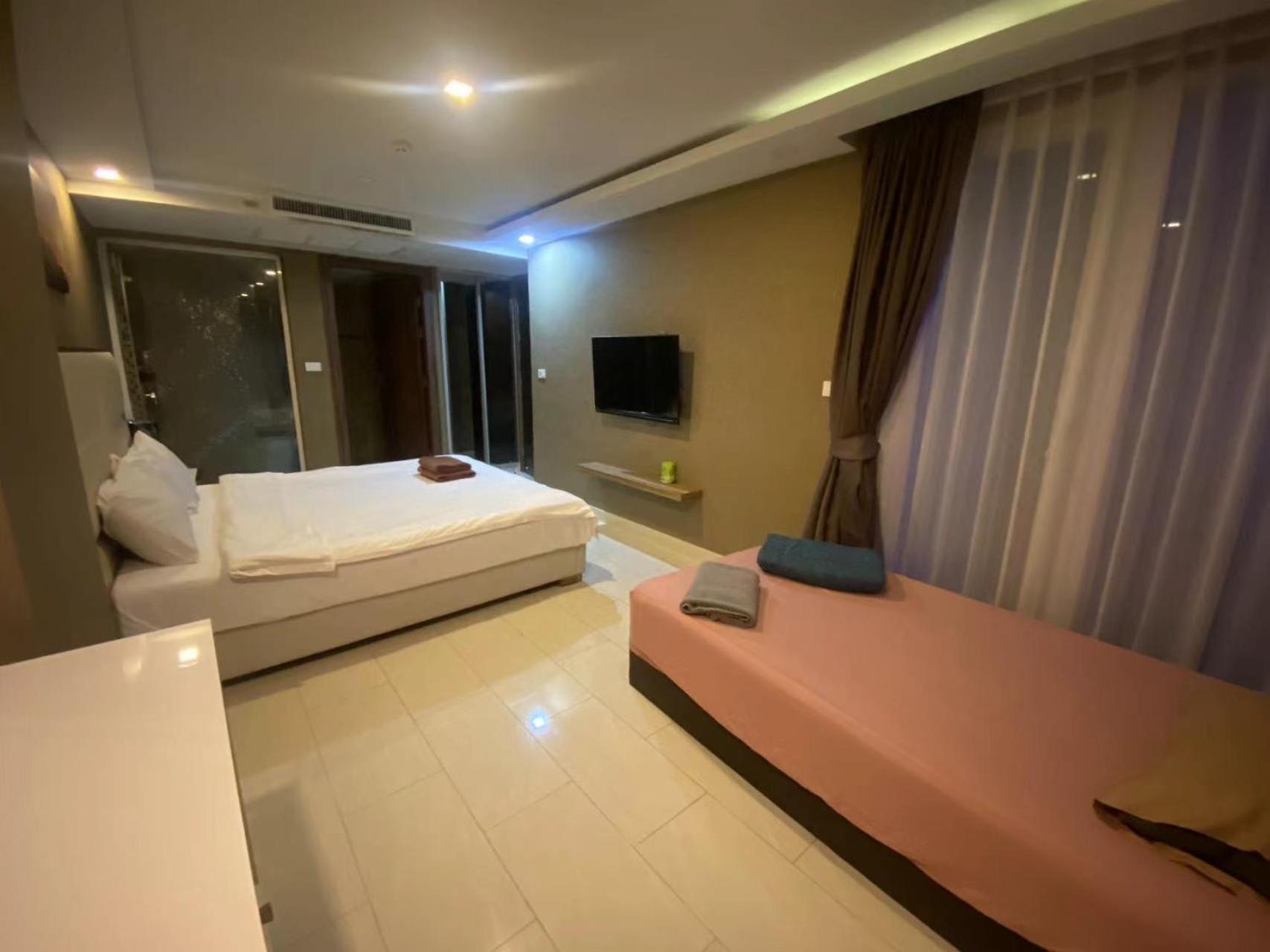 Patt Aya Grand Avenue 51sqm Family Room-pool View