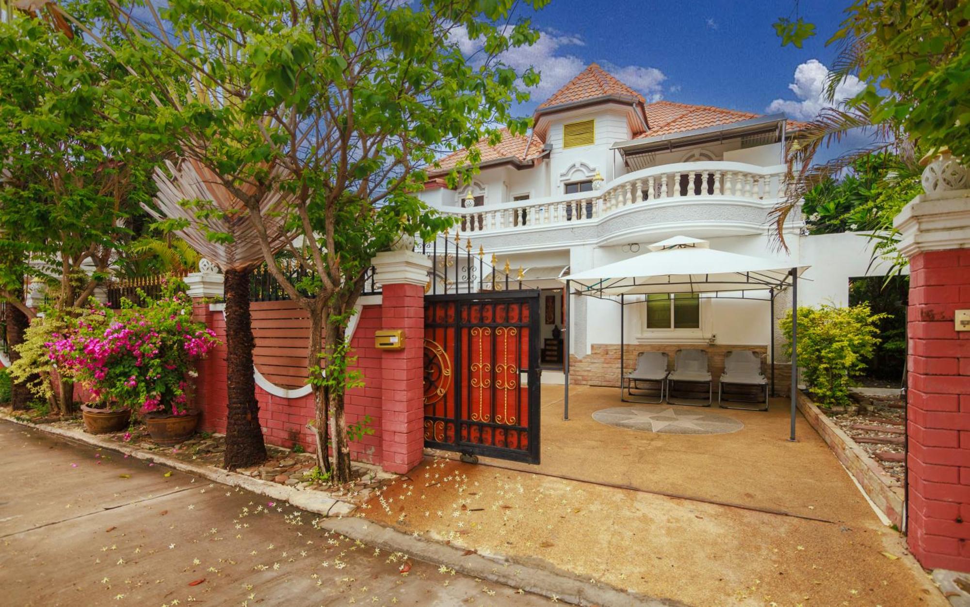 R Near Walking Street Electricity Included * Pattaya
