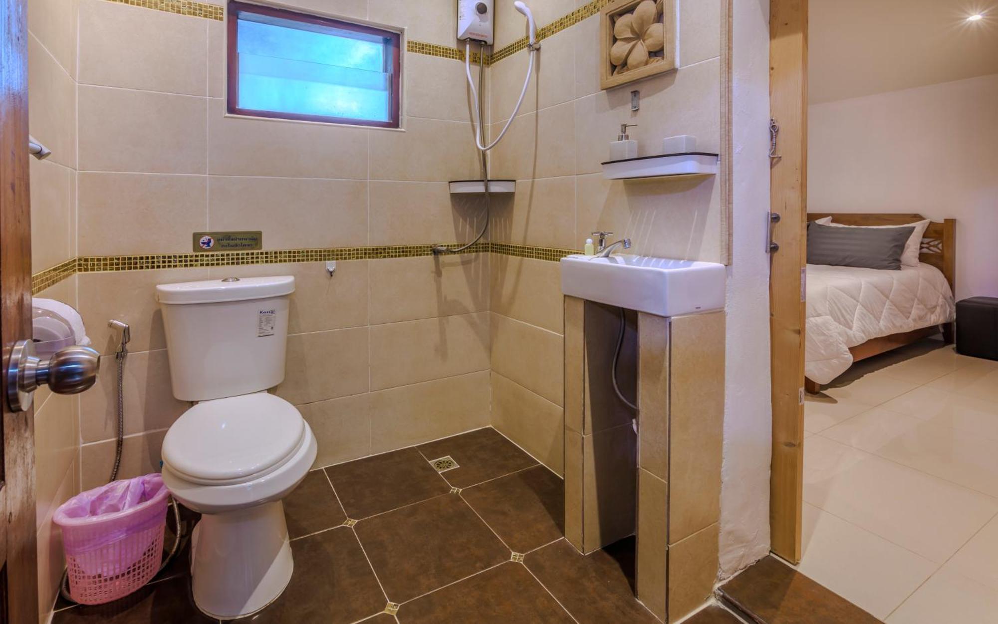 Vila R Near Walking Street Electricity Included Pattaya