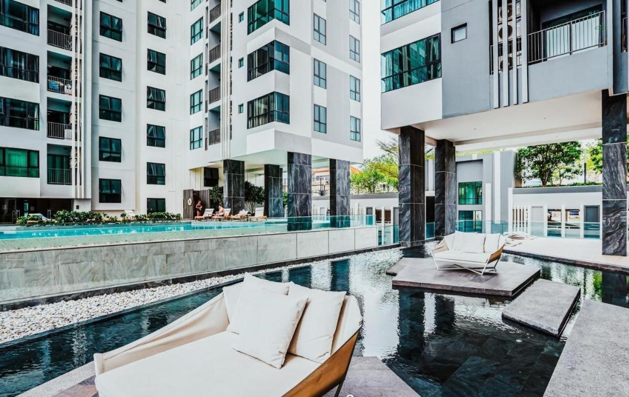 Location Of Pattaya, Sky Pool, Next To