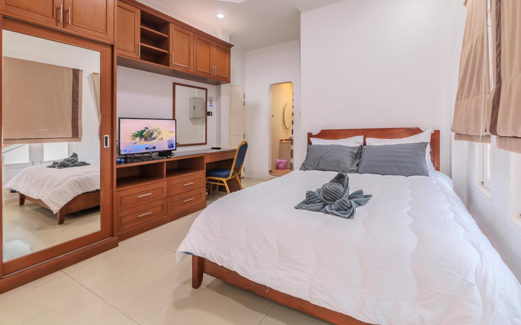 T Near Walking Street Electricity Included Villa Pattaya