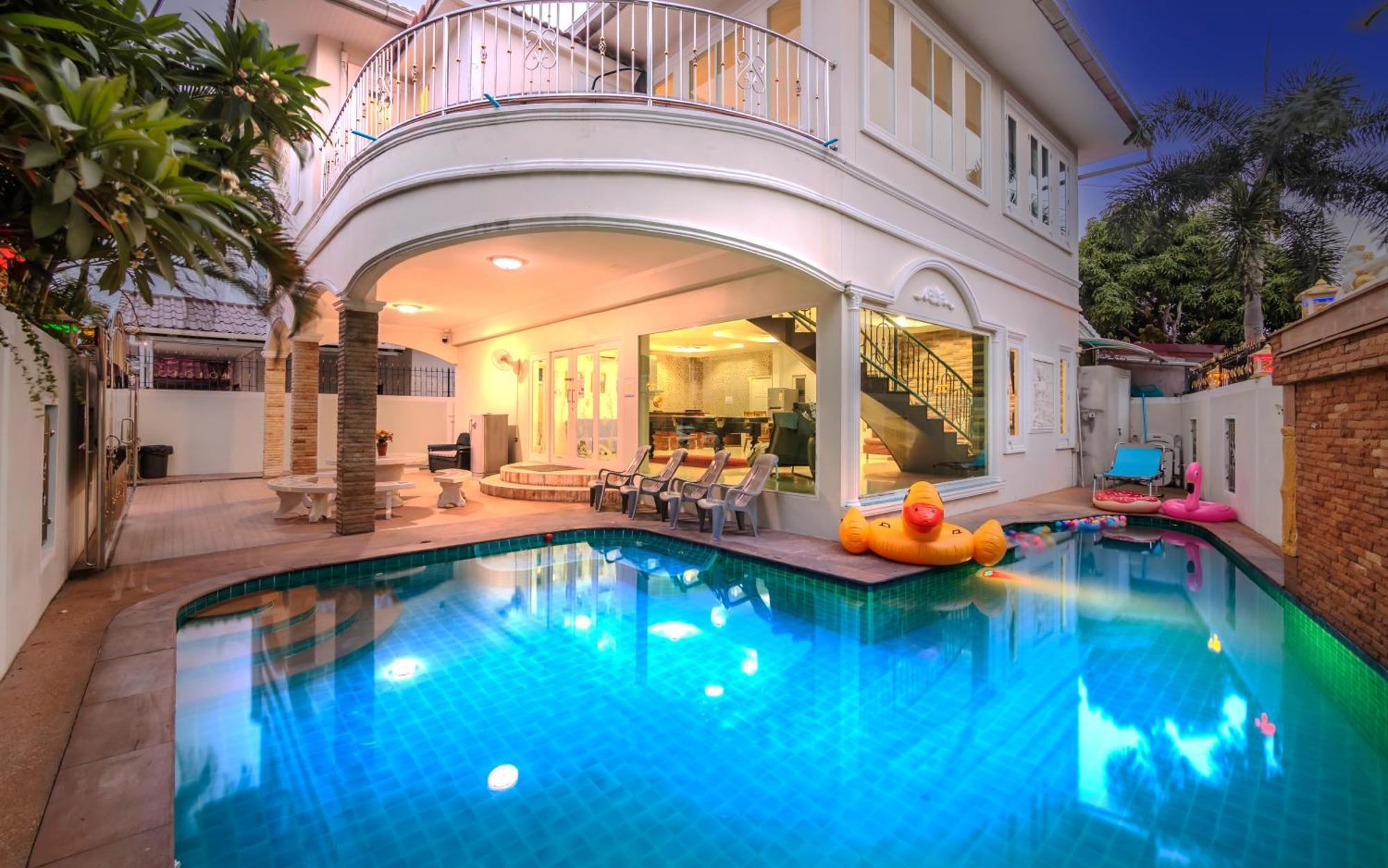 T Near Walking Street Electricity Included Villa Pattaya
