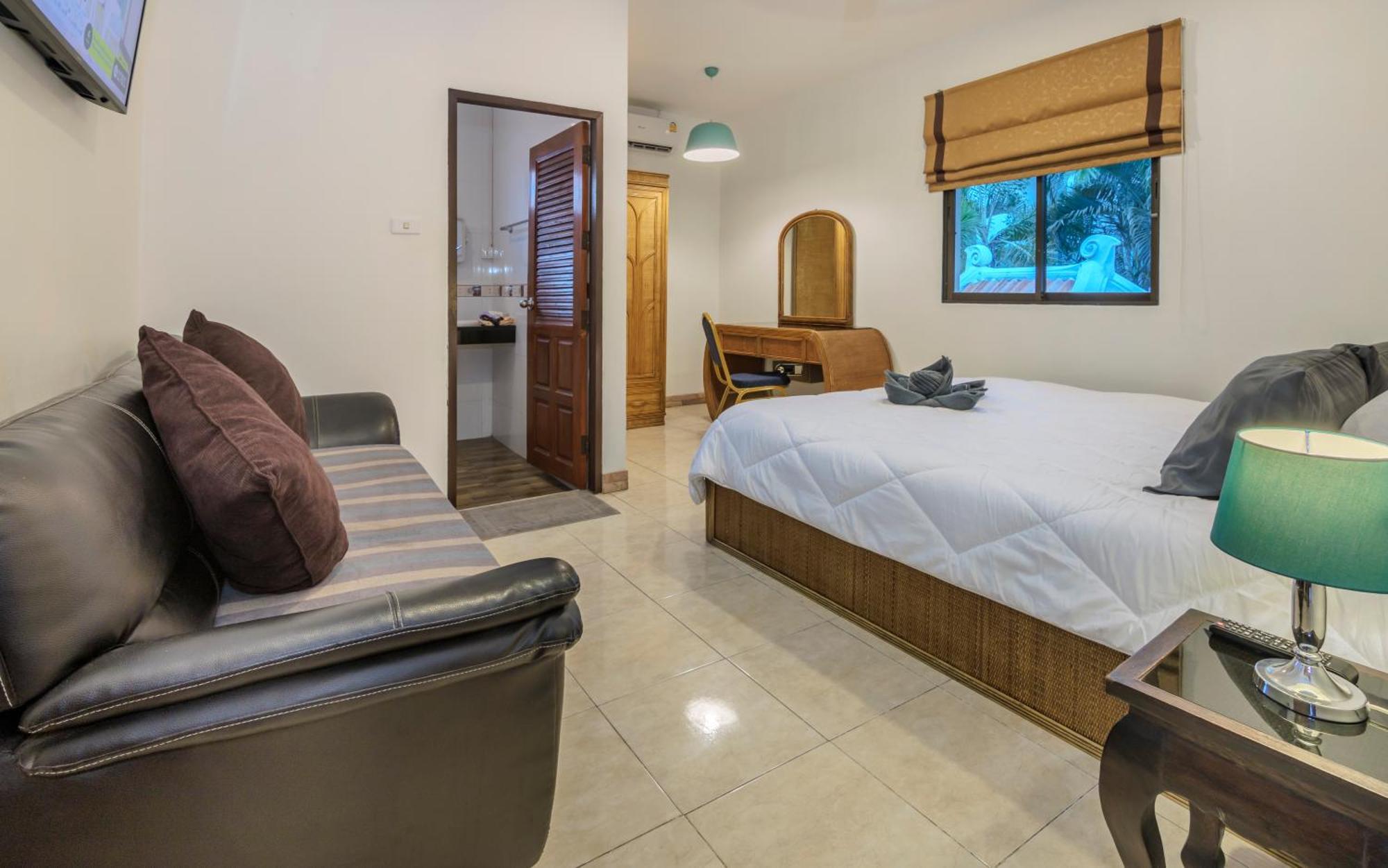 Madee Near Walking Street And Beaches Pattaya