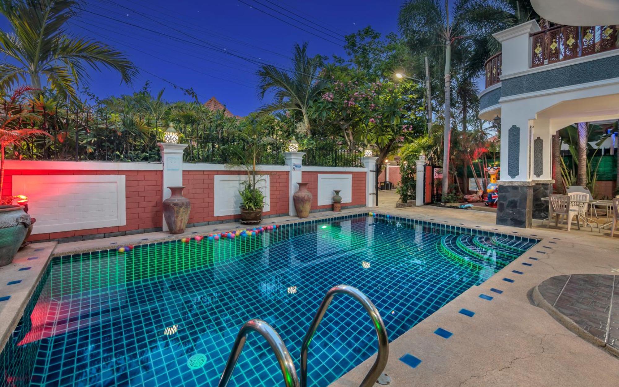 Madee Near Walking Street And Beaches Pattaya