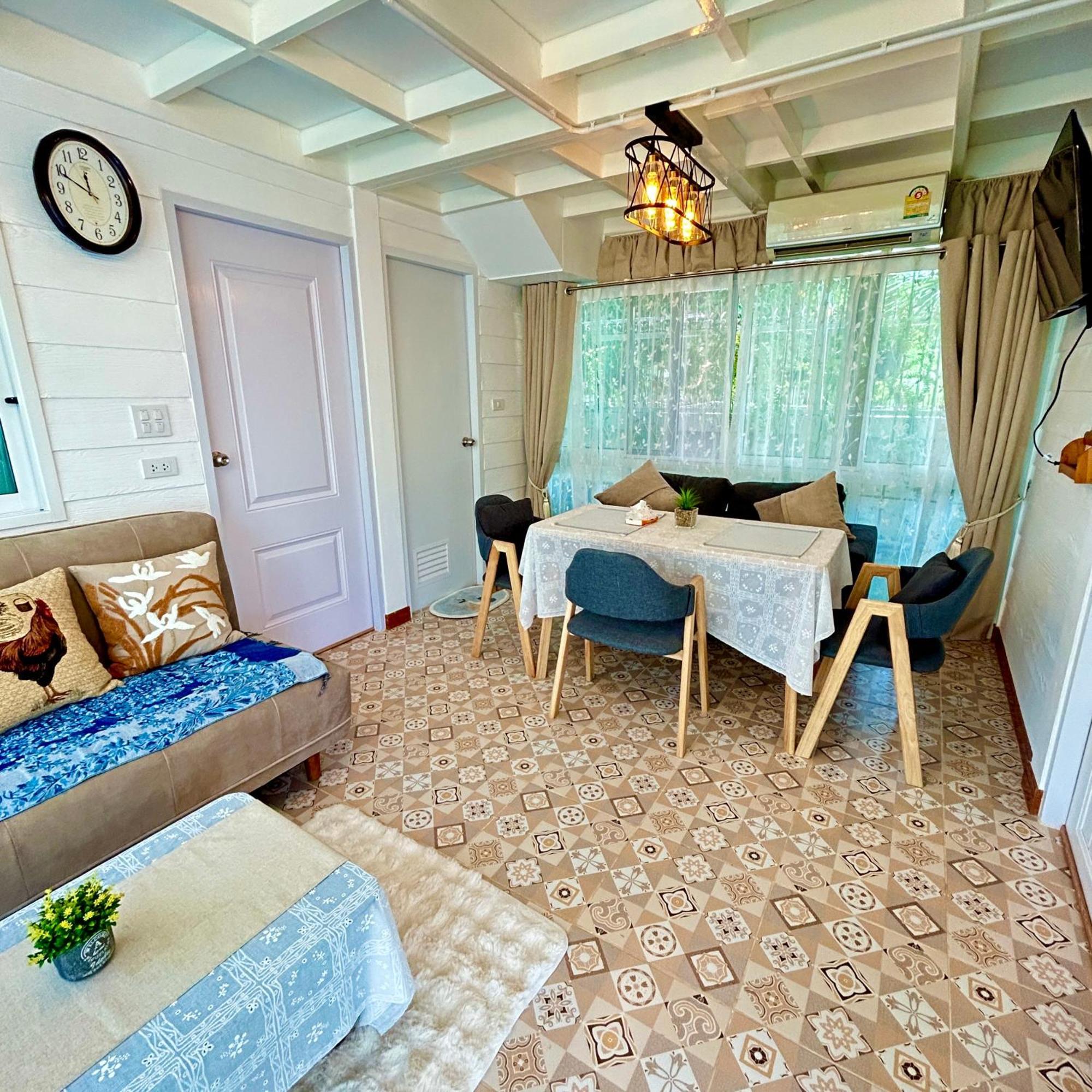 White House In 3bedroom Villa Pattaya