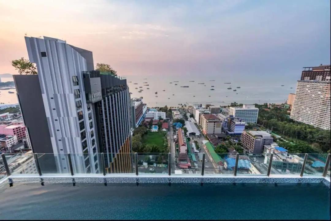 Kaws Theme Modern 1br - High Floor Seaview Apartment