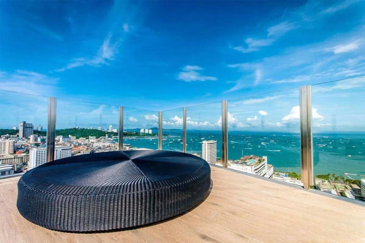 Apartment Kaws Theme Modern 1br - High Floor Seaview Pattaya
