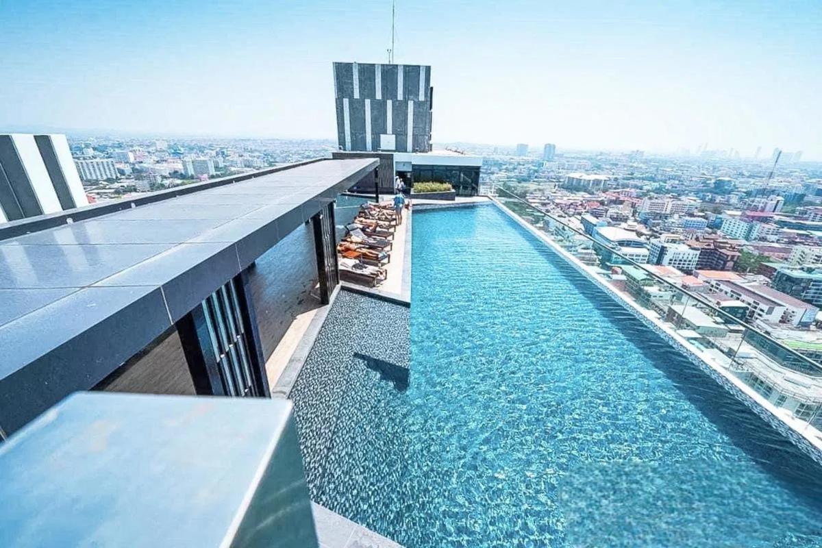 Kaws Theme Modern 1br - High Floor Seaview Apartment