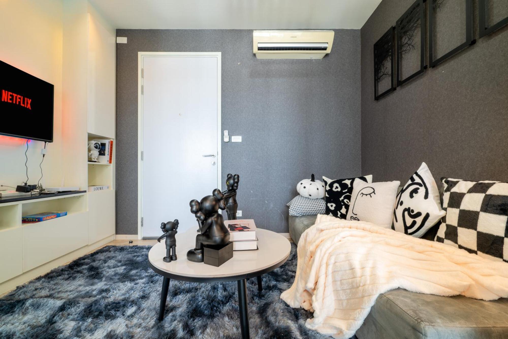 Kaws Theme Modern 1br - High Floor Seaview Pattaya