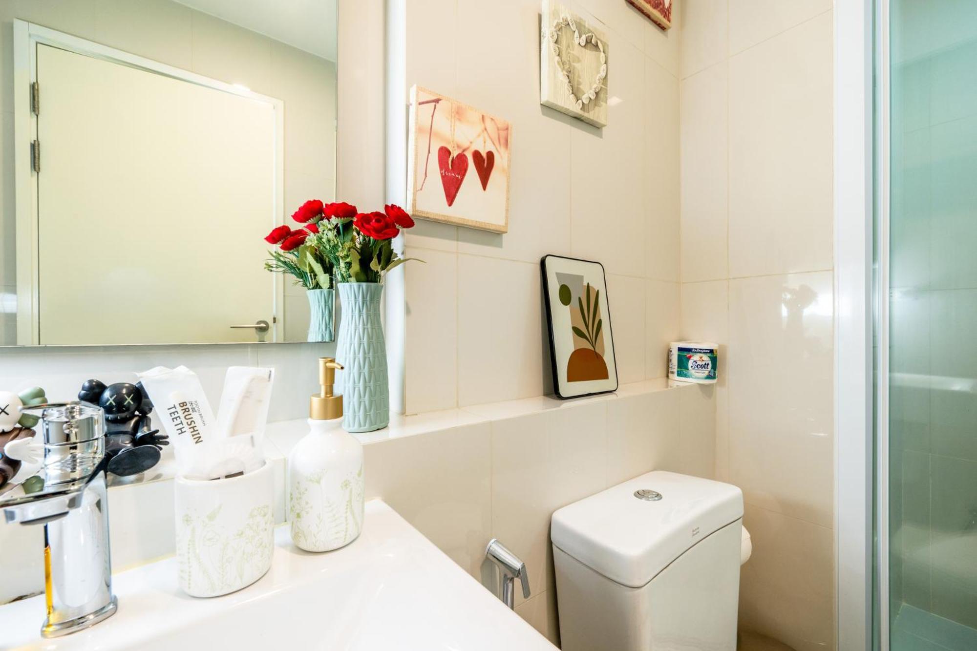 Apartment Kaws Theme Modern 1br - High Floor Seaview Pattaya