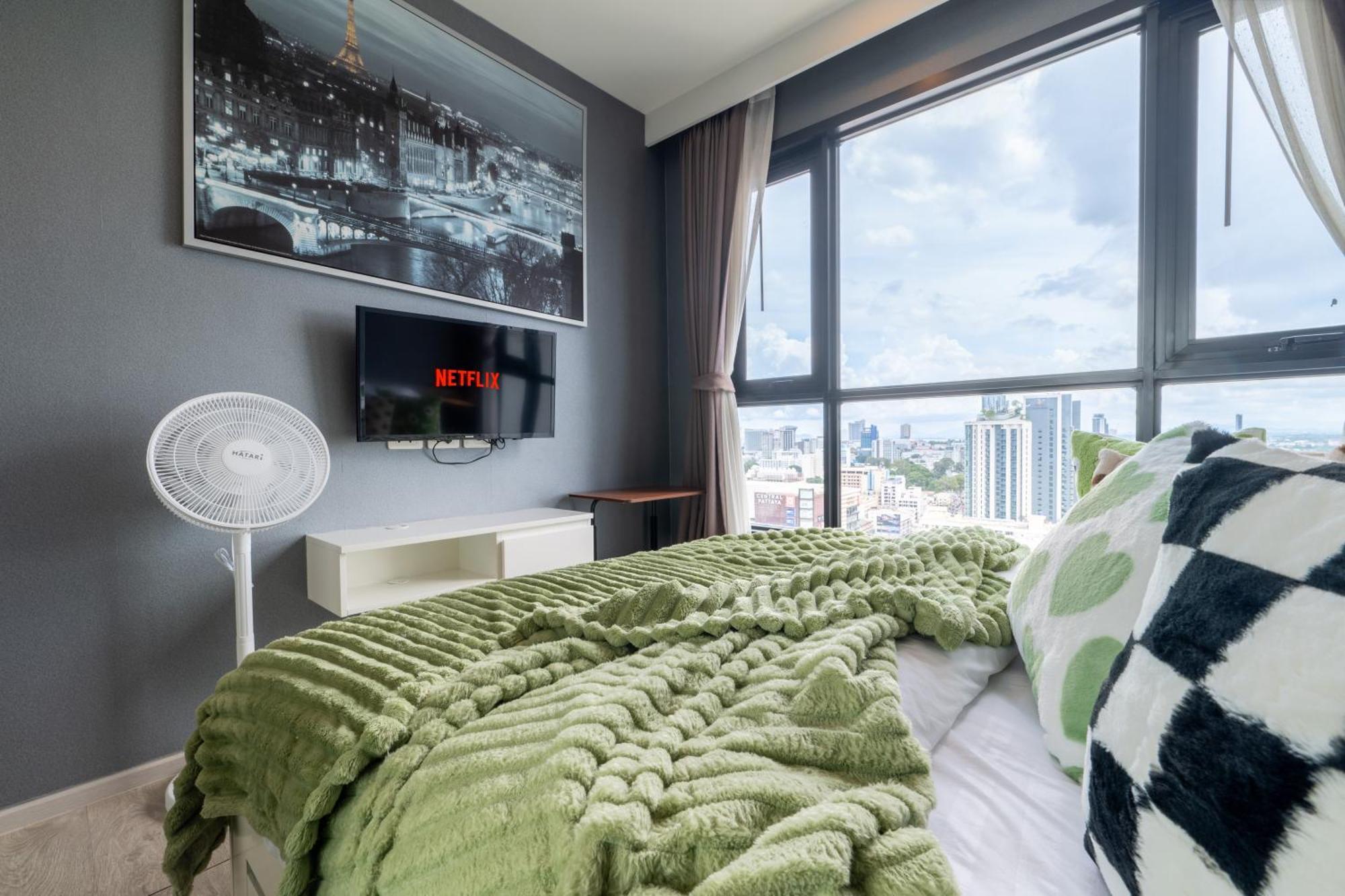 Kaws Theme Modern 1br - High Floor Seaview Apartment *