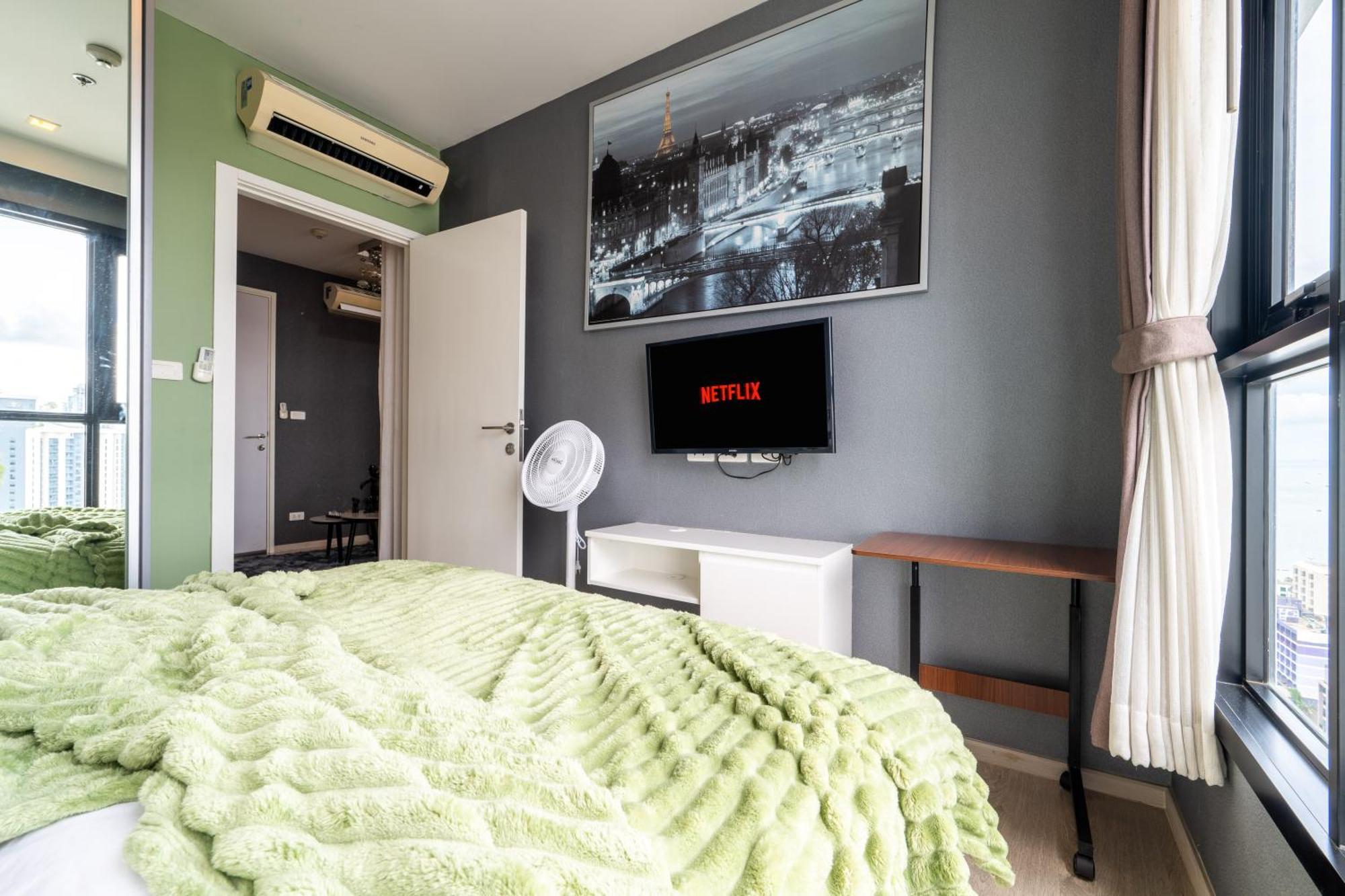 Apartment Kaws Theme Modern 1br - High Floor Seaview Pattaya