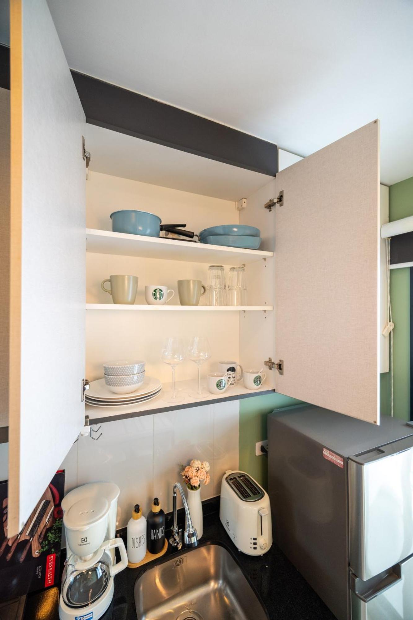 Kaws Theme Modern 1br - High Floor Seaview Apartment Pattaya