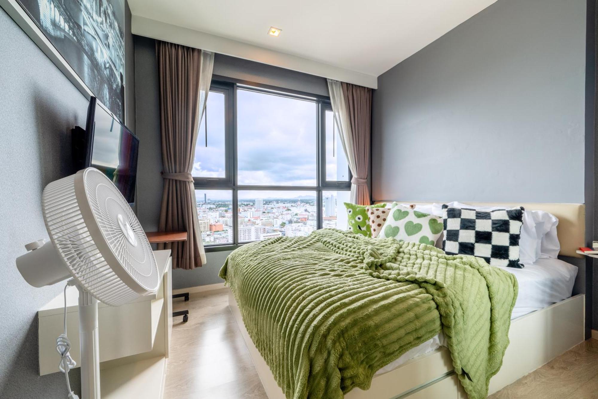 Apartment Kaws Theme Modern 1br - High Floor Seaview Pattaya