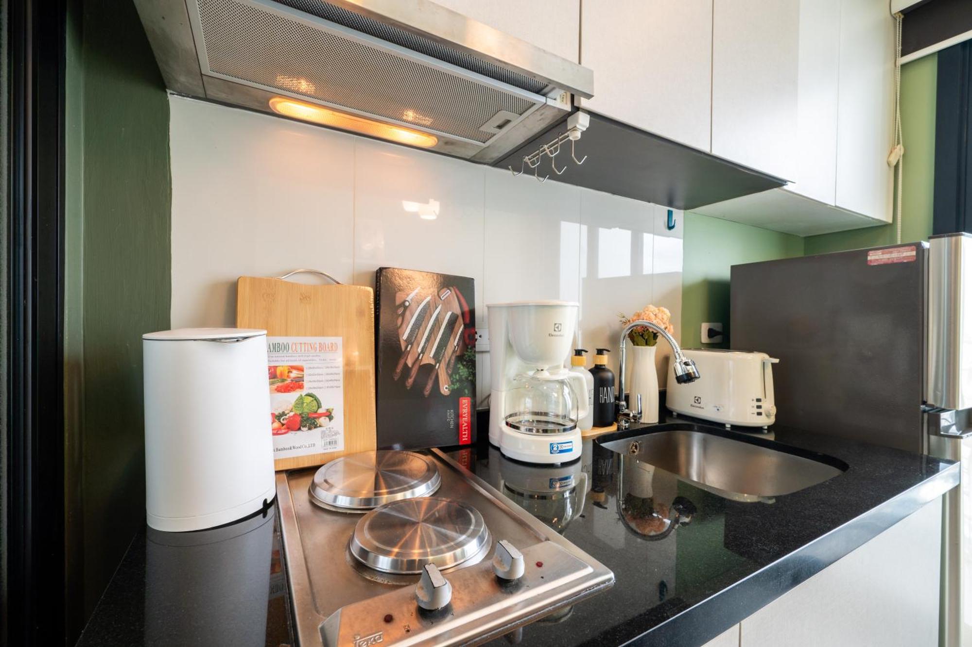 Apartment Kaws Theme Modern 1br - High Floor Seaview Pattaya
