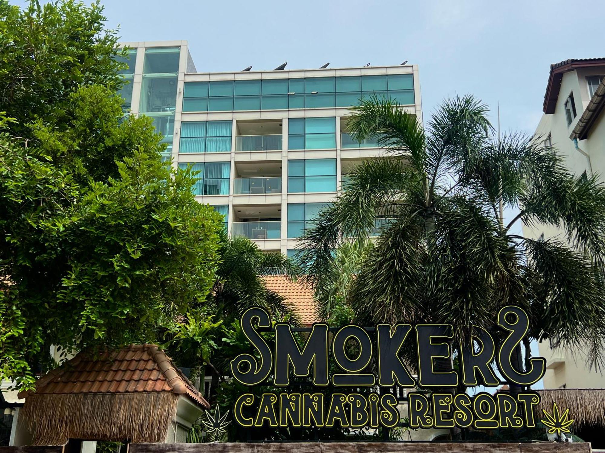 Smokers Beach Club & Resort *
