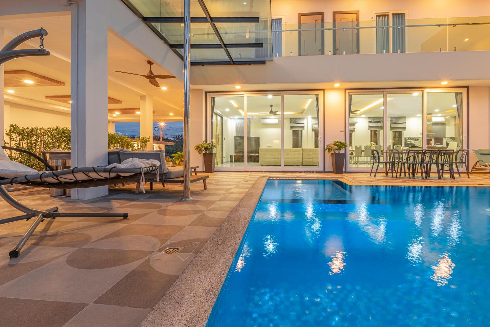 芭提雅21航站楼附近8卧9卫轻奢现代别墅带独立歌房 Villa Pattaya