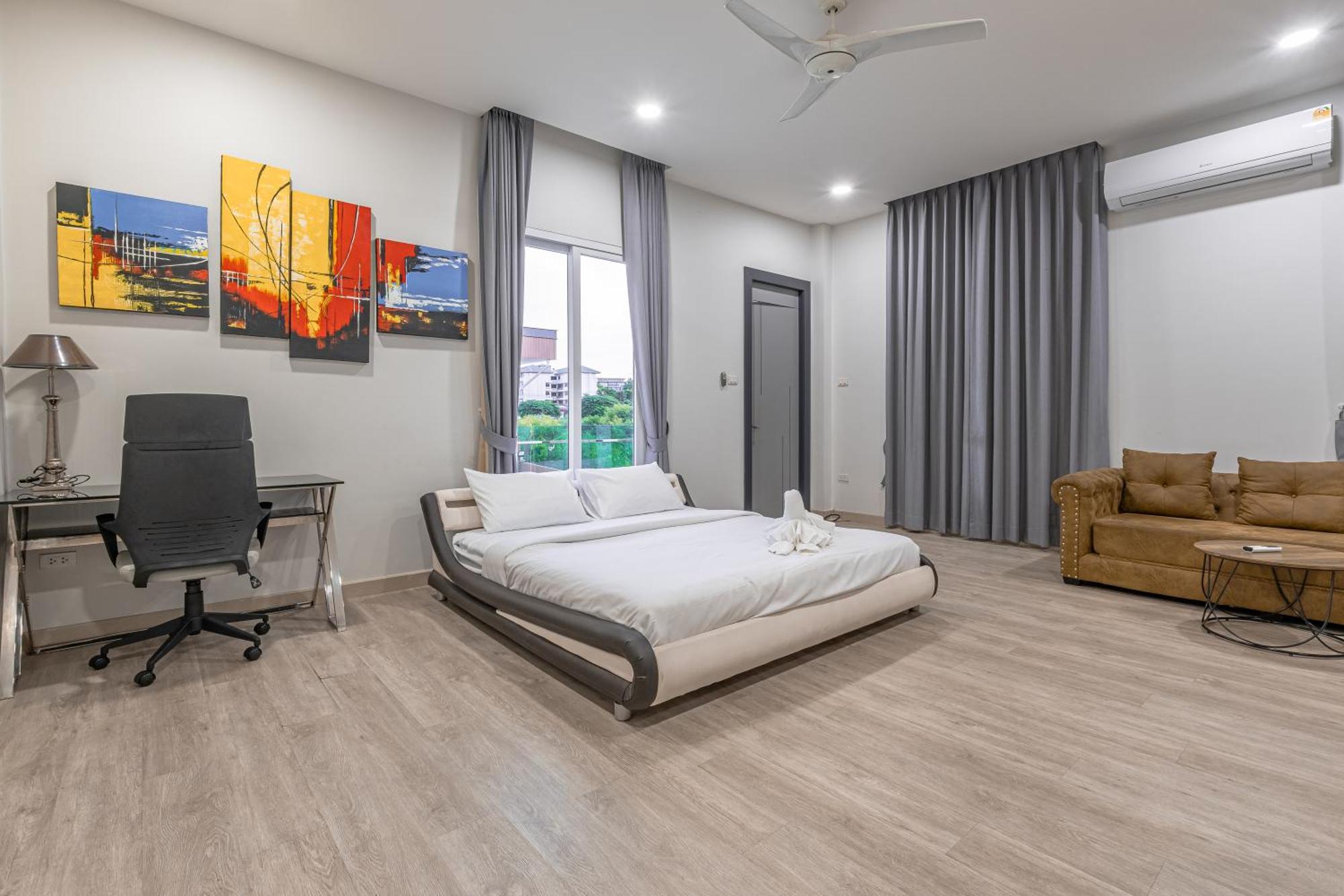 芭提雅21航站楼附近8卧9卫轻奢现代别墅带独立歌房 Villa Pattaya