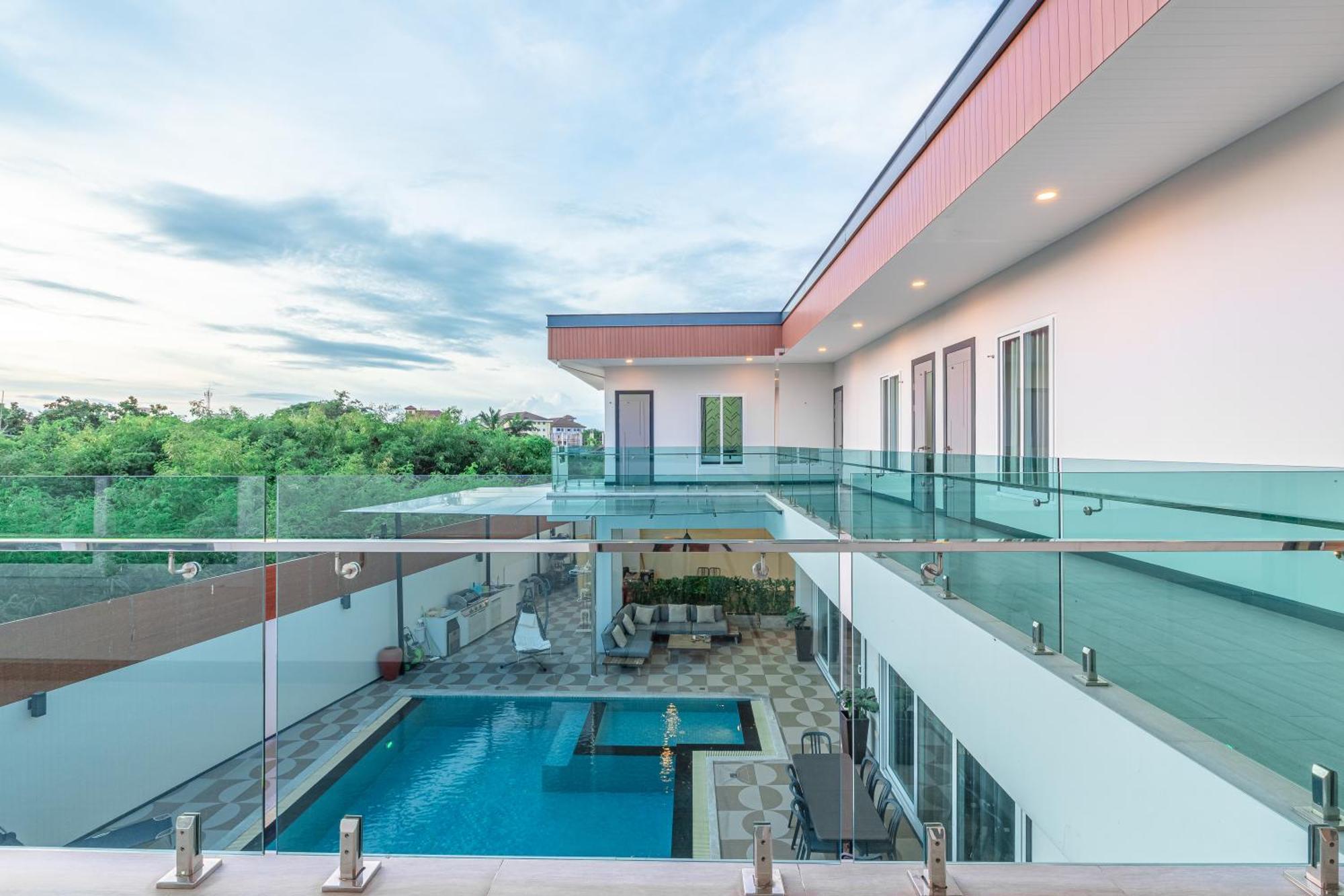 Villa 芭提雅21航站楼附近8卧9卫轻奢现代别墅带独立歌房 Pattaya