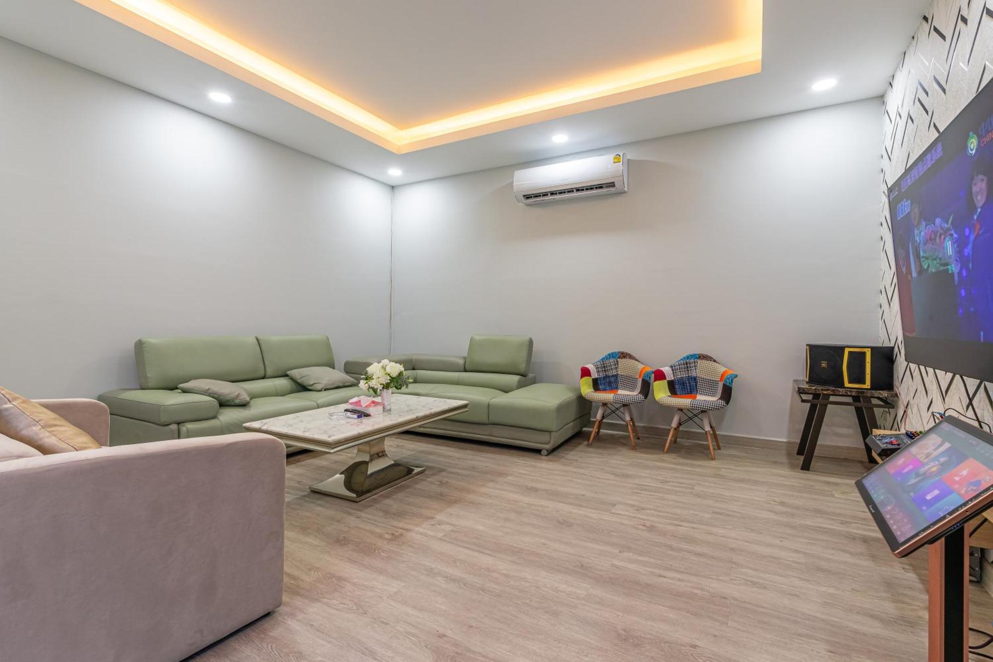 芭提雅21航站楼附近8卧9卫轻奢现代别墅带独立歌房 Villa *