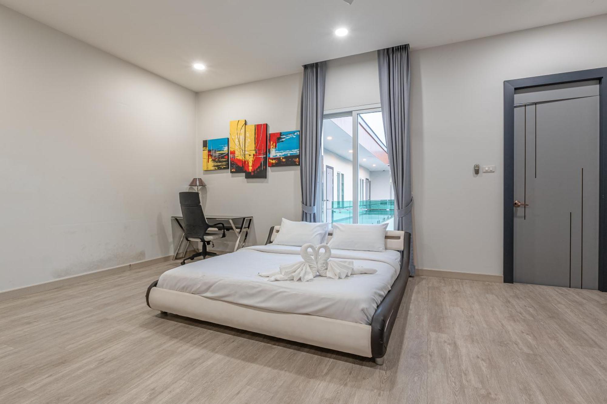 Villa 芭提雅21航站楼附近8卧9卫轻奢现代别墅带独立歌房 Pattaya