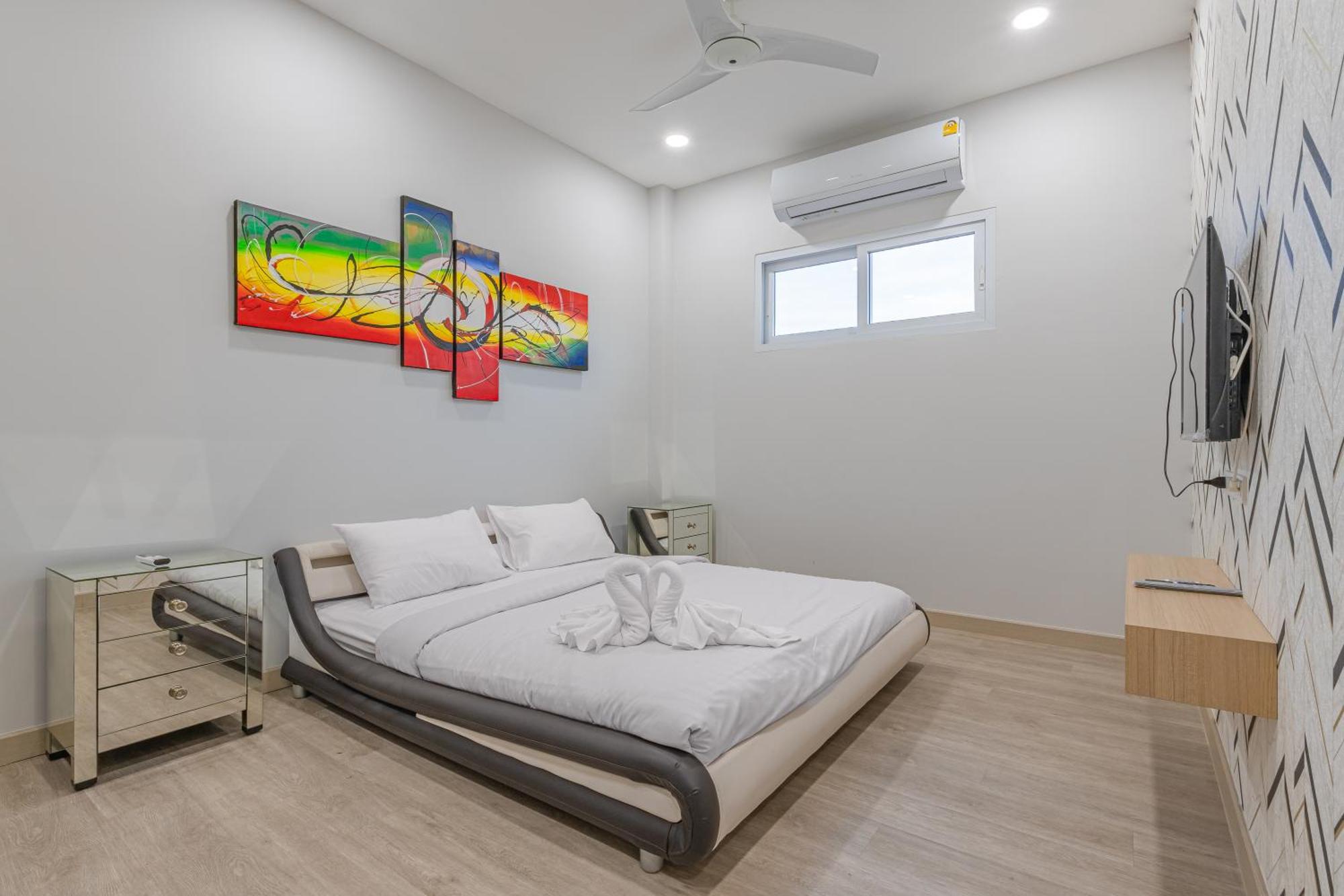 芭提雅21航站楼附近8卧9卫轻奢现代别墅带独立歌房 Villa *
