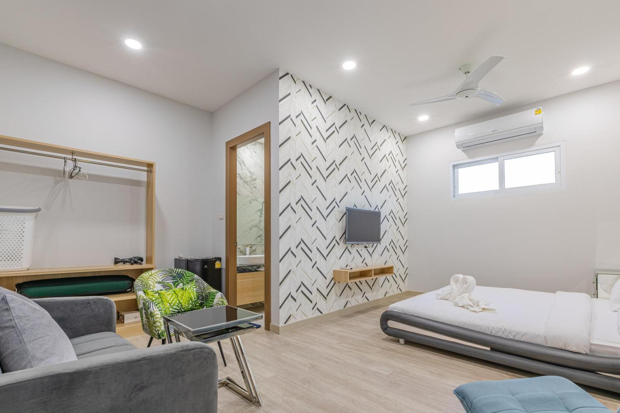 芭提雅21航站楼附近8卧9卫轻奢现代别墅带独立歌房 Villa *