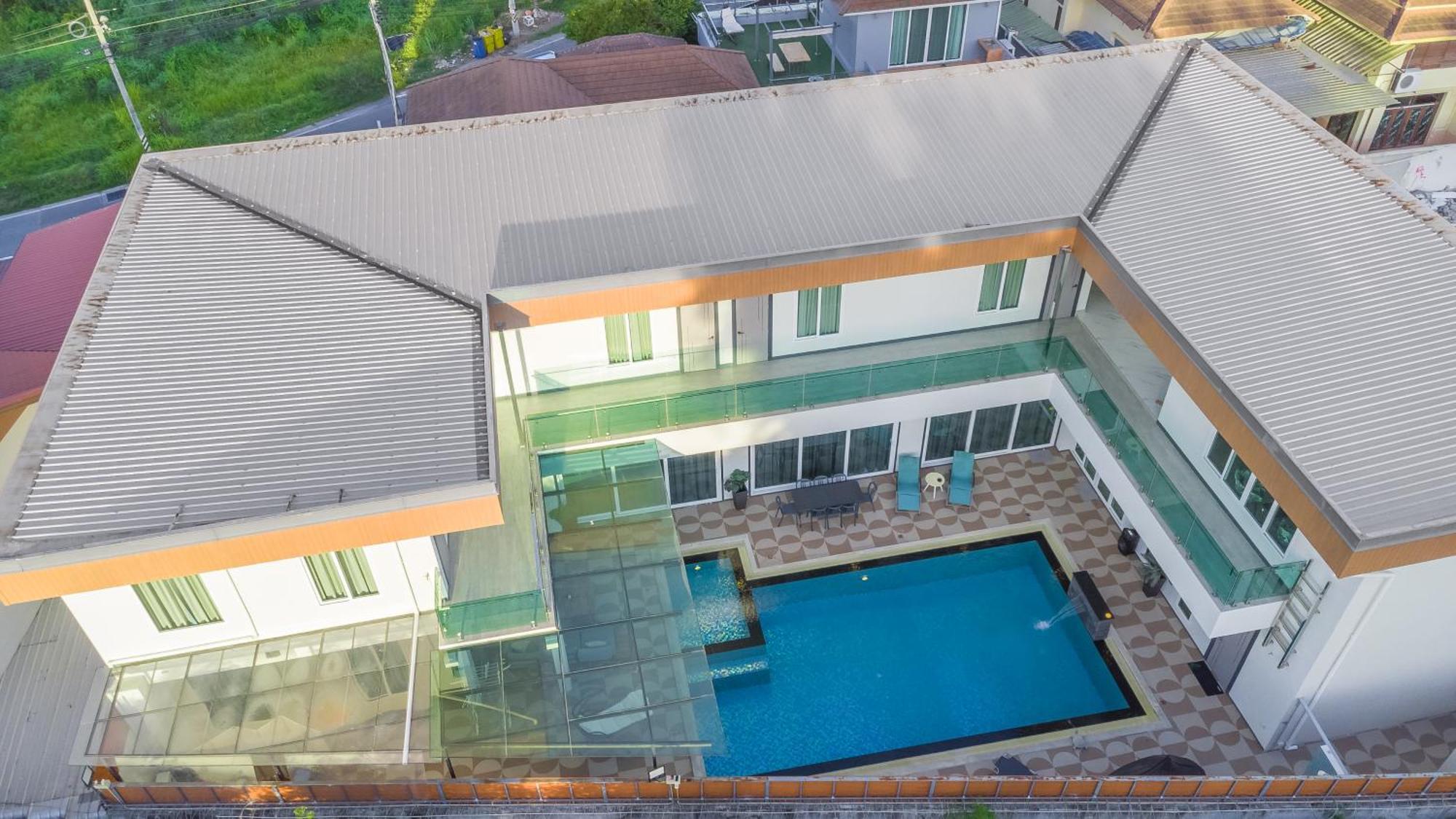 芭提雅21航站楼附近8卧9卫轻奢现代别墅带独立歌房 Villa Pattaya