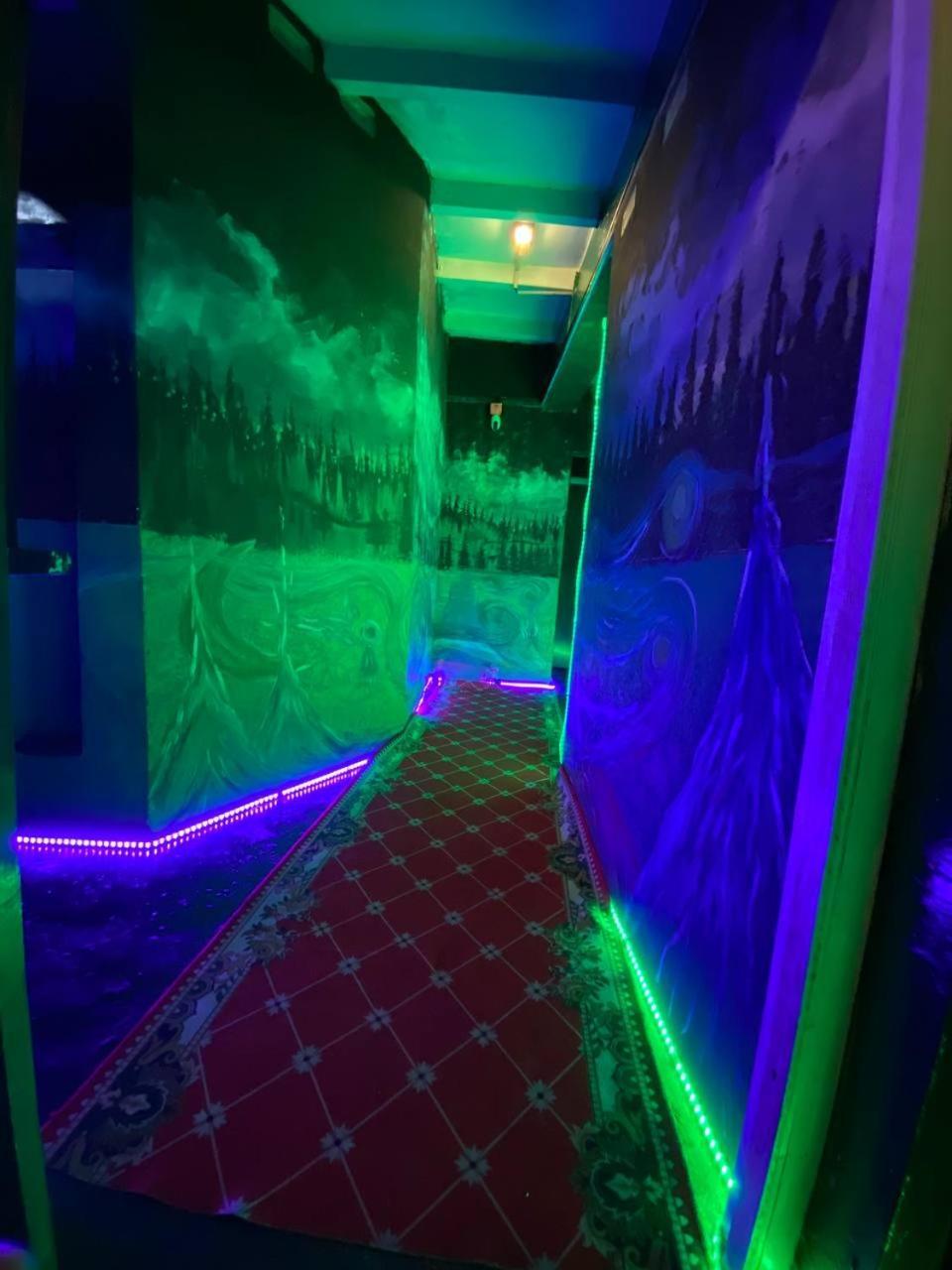 Hostel Happiness Community Wake & Bake - Rooftop Bar & Bistro *