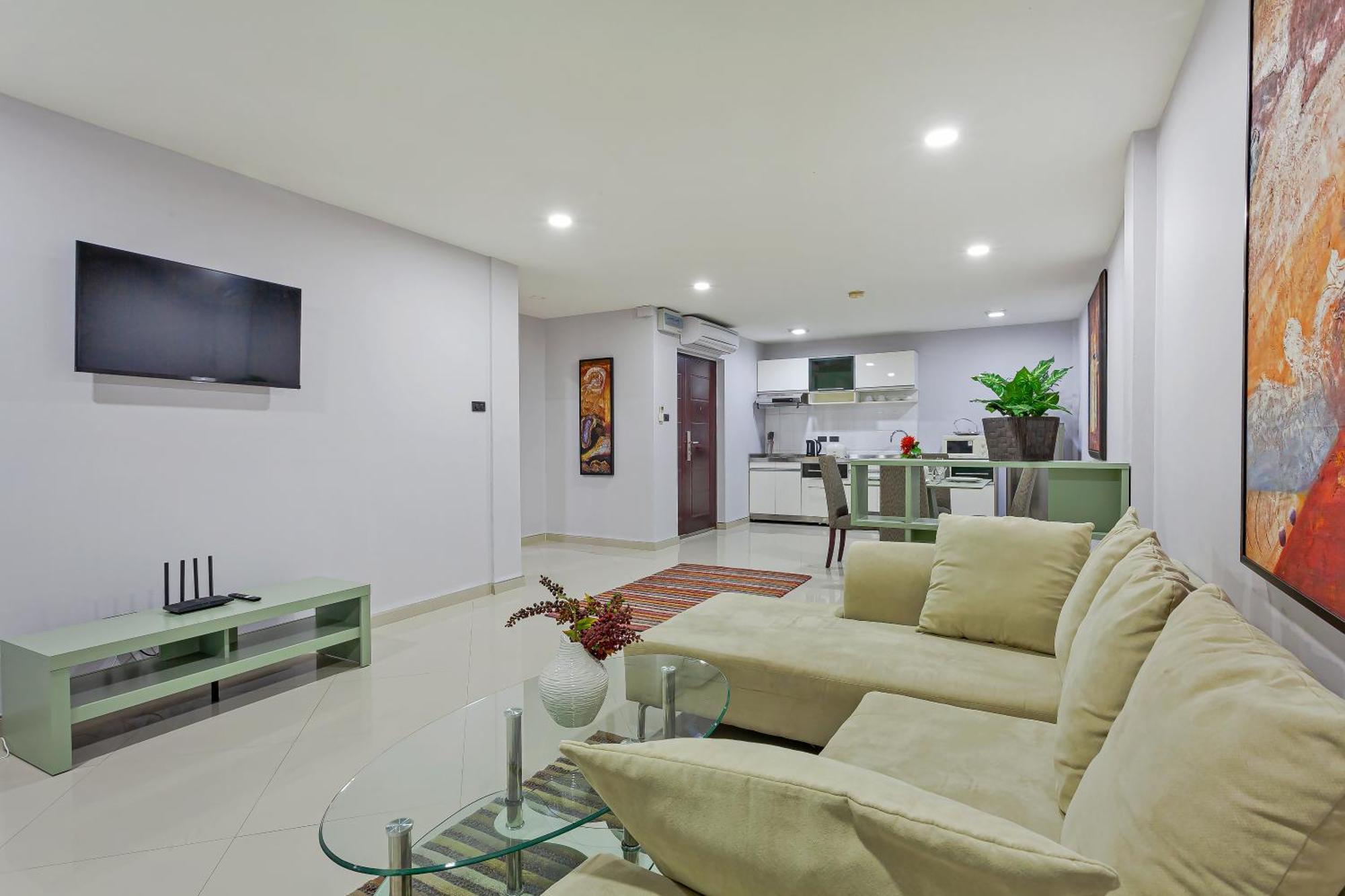 Grosvenor House - On The Phra Tamnak Hill Apartment Pattaya