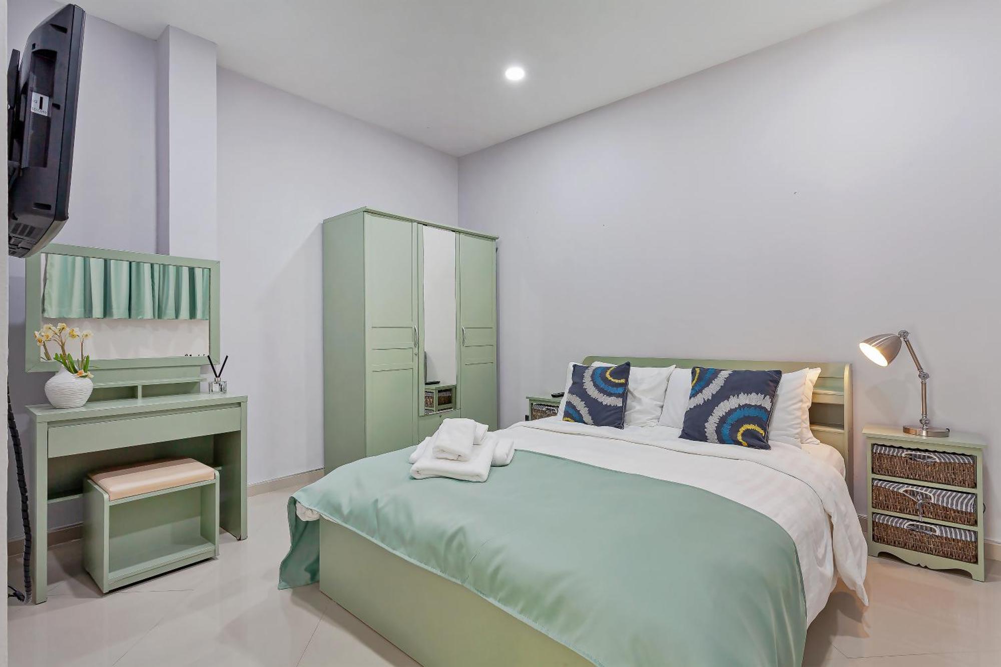 Grosvenor House - On The Phra Tamnak Hill Apartment *