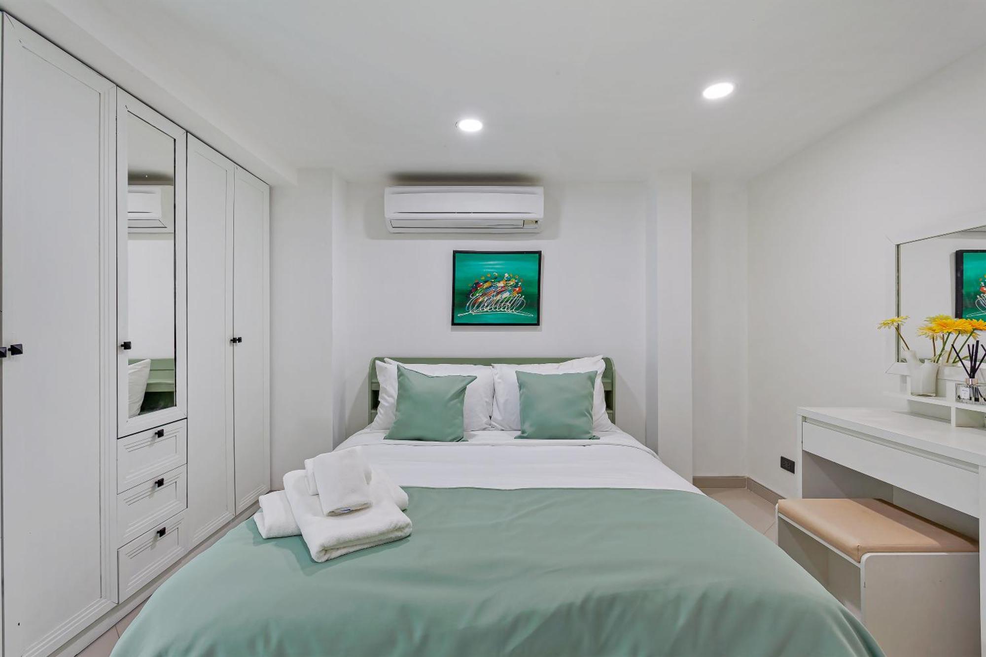 Grosvenor House - On The Phra Tamnak Hill Apartment *
