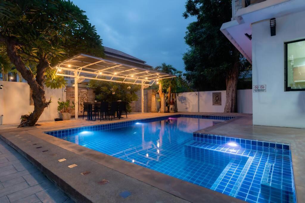 Thai 23 3br Near Hollywood * Pattaya