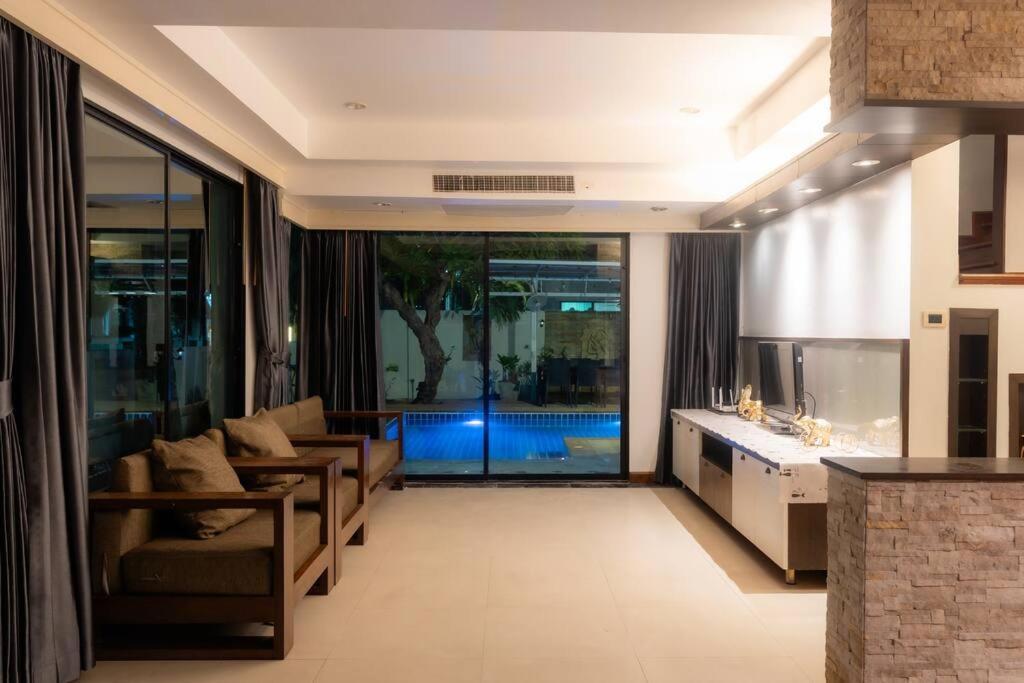 Villa Thai 23 3br Near Hollywood *