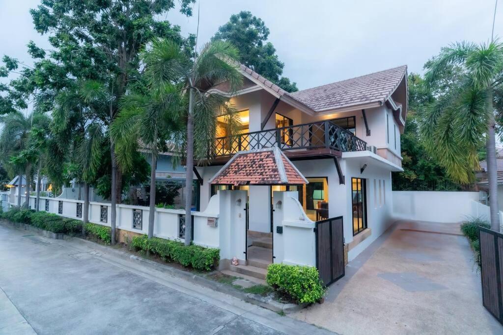 Thai 23 3br Near Hollywood * Pattaya