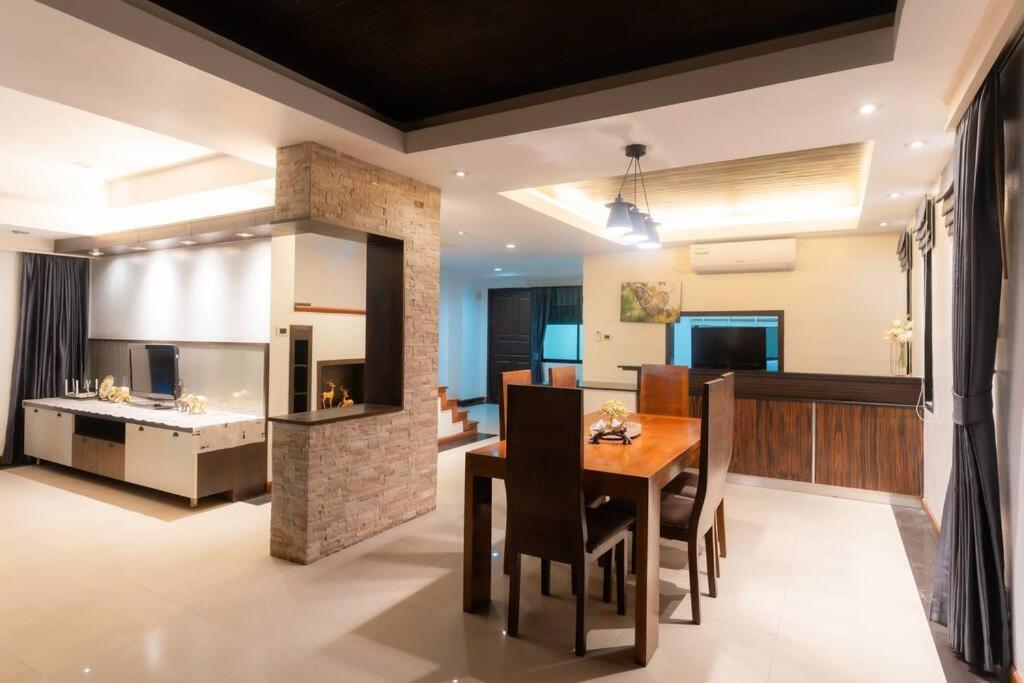 Villa Thai 23 3br Near Hollywood