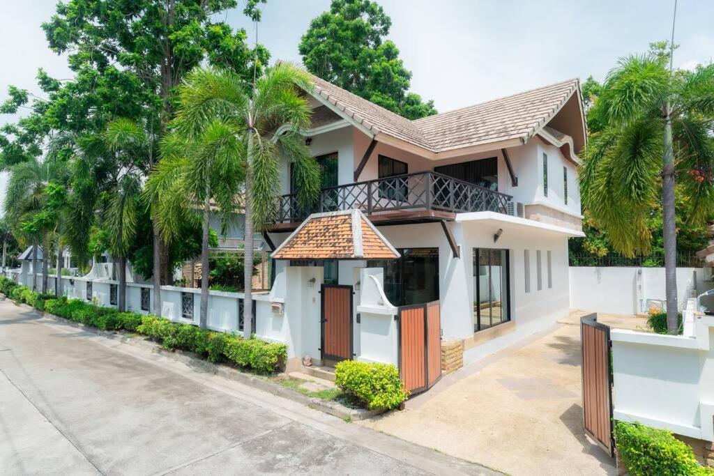 Thai 23 3br Near Hollywood Villa *