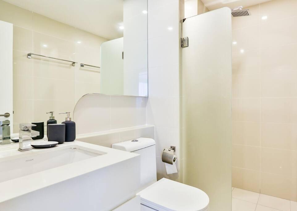Center With 2 Bedroom Apartment *