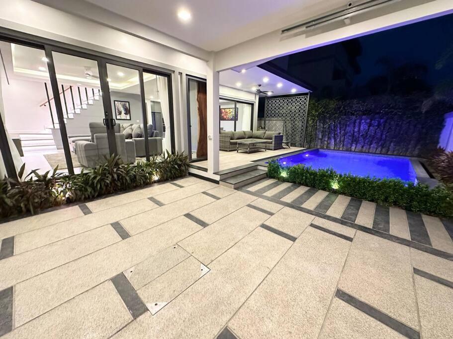 Super Luxury 3 Bedroom Private Pool With Jacuzzi, Near 711, 10 Minutes To Walking Street And - Mt6 Pattaya