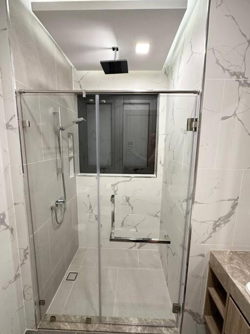 Super Luxury 3 Bedroom Private Pool With Jacuzzi, Near 711, 10 Minutes To Walking Street And - Mt6 Villa Pattaya