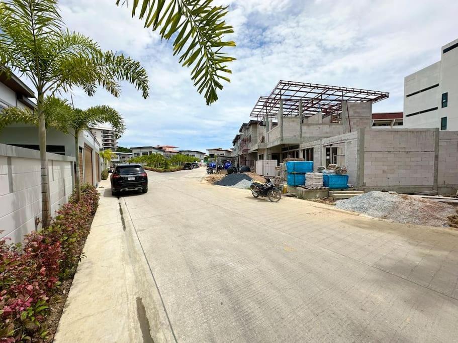 Super Luxury 3 Bedroom Private Pool With Jacuzzi, Near 711, 10 Minutes To Walking Street And - Mt6 Pattaya