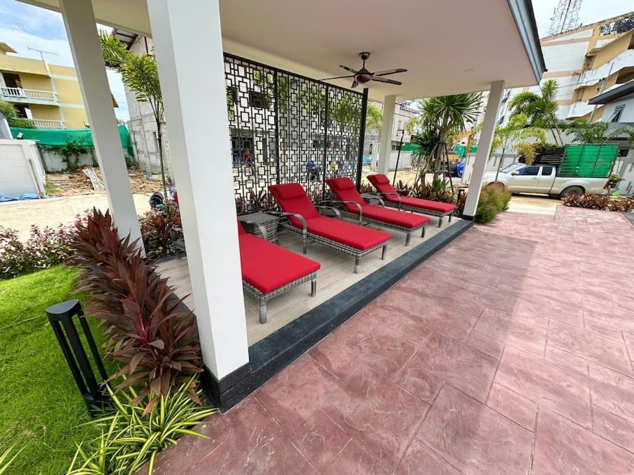 Super Luxury 3 Bedroom Private Pool With Jacuzzi, Near 711, 10 Minutes To Walking Street And - Mt6 Villa Pattaya