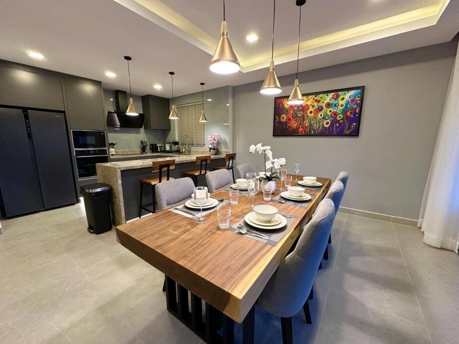 Villa Super Luxury 3 Bedroom Private Pool With Jacuzzi, Near 711, 10 Minutes To Walking Street And - Mt6 Pattaya