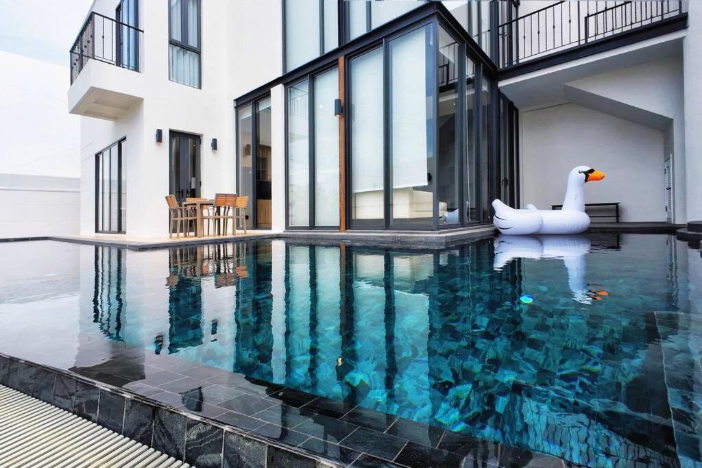 Pupae Pool Inara Villa Pattaya