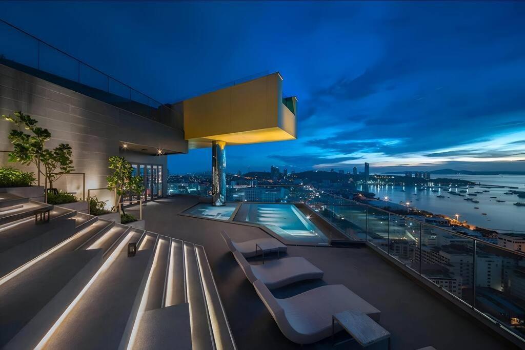 In Downtown And Rooftop Pool In Apartamento