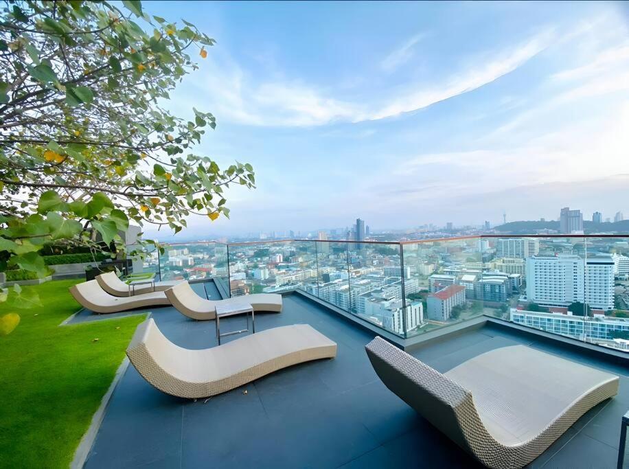 In Downtown And Rooftop Pool In Apartamento Pattaya