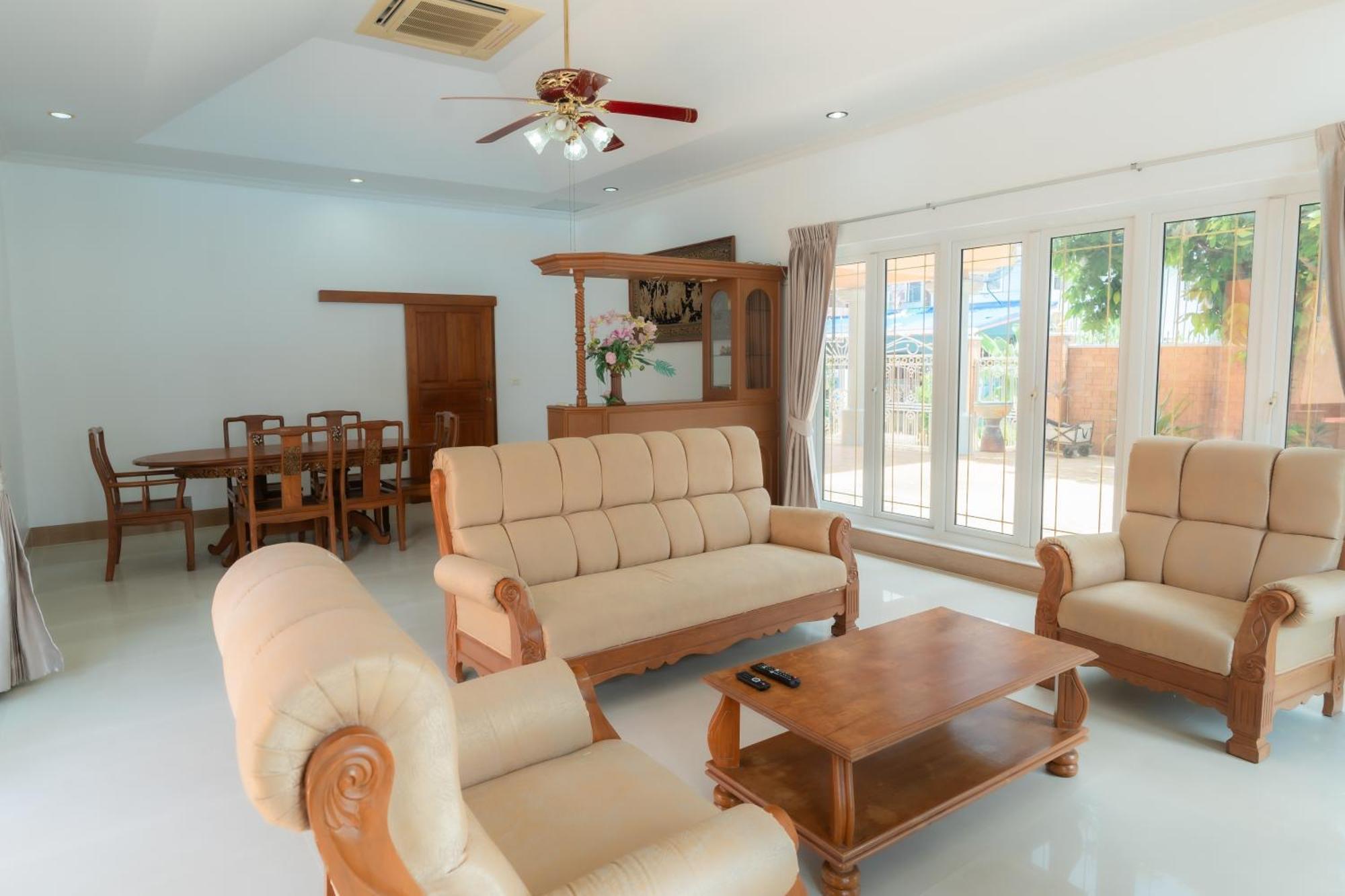 芭提雅市区近步行街1500平方6卧套房庄园别墅 Villa Pattaya