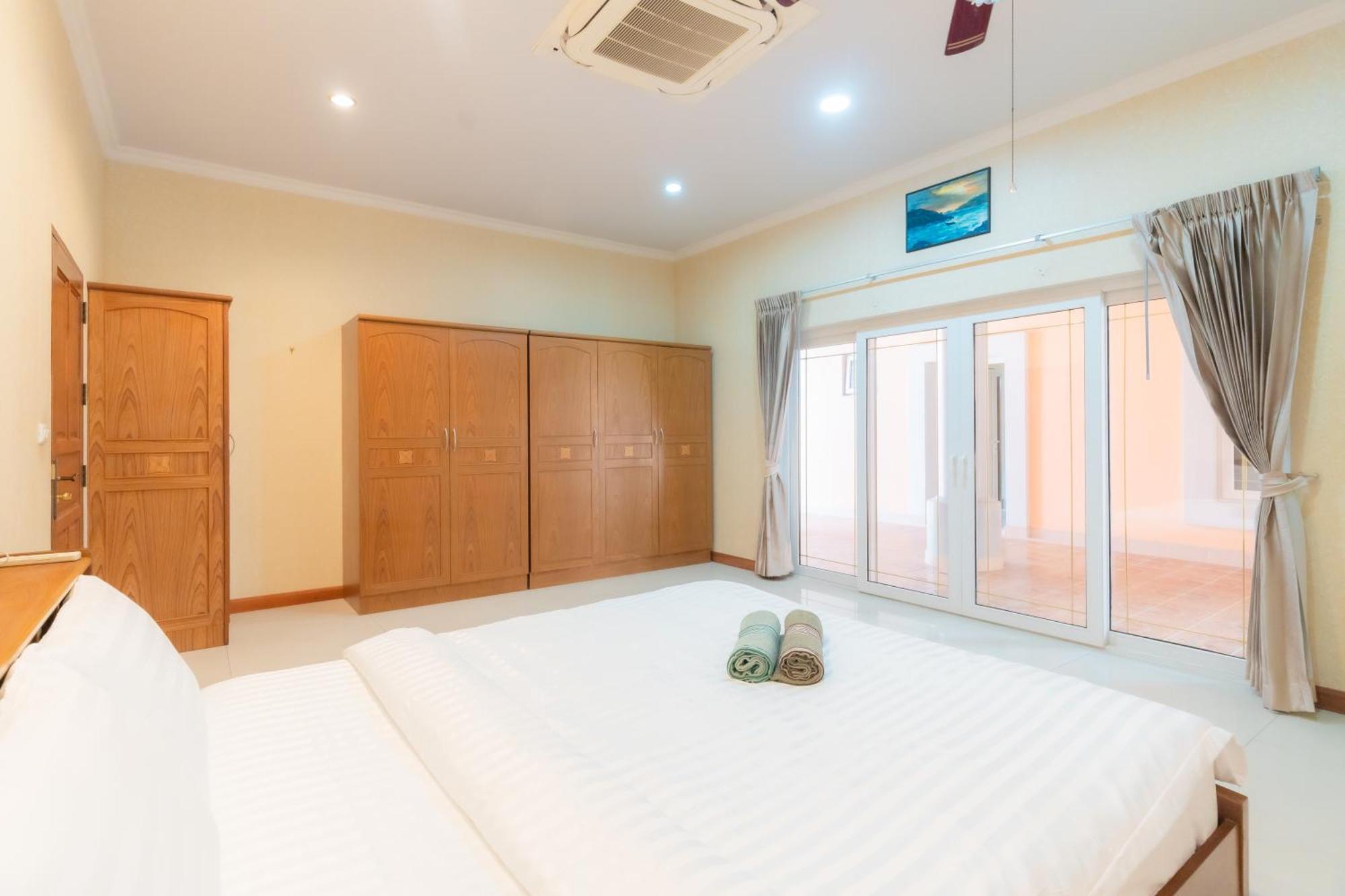 Villa 芭提雅市区近步行街1500平方6卧套房庄园别墅 Pattaya