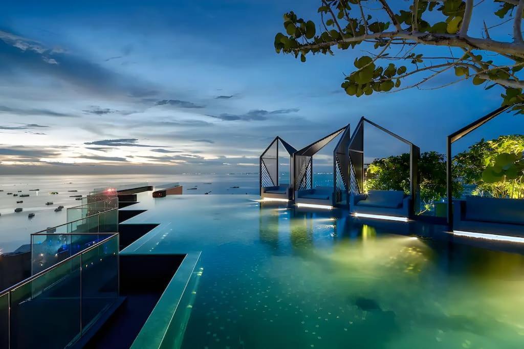 Apartment With Roof Pool
