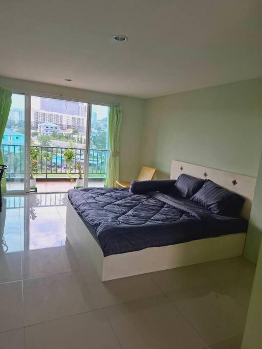 Apartment Peaceful 300 Sq Ft With 2 Balcony, Mountain View